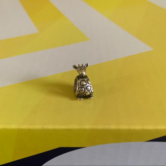 Pandora Other - Giraffe pandora charm